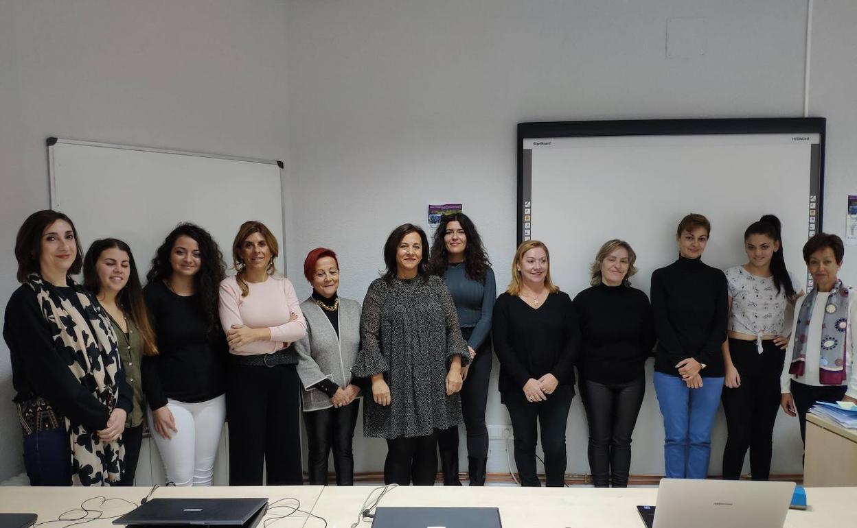 Las concejalas posan con las participantes en el curso.