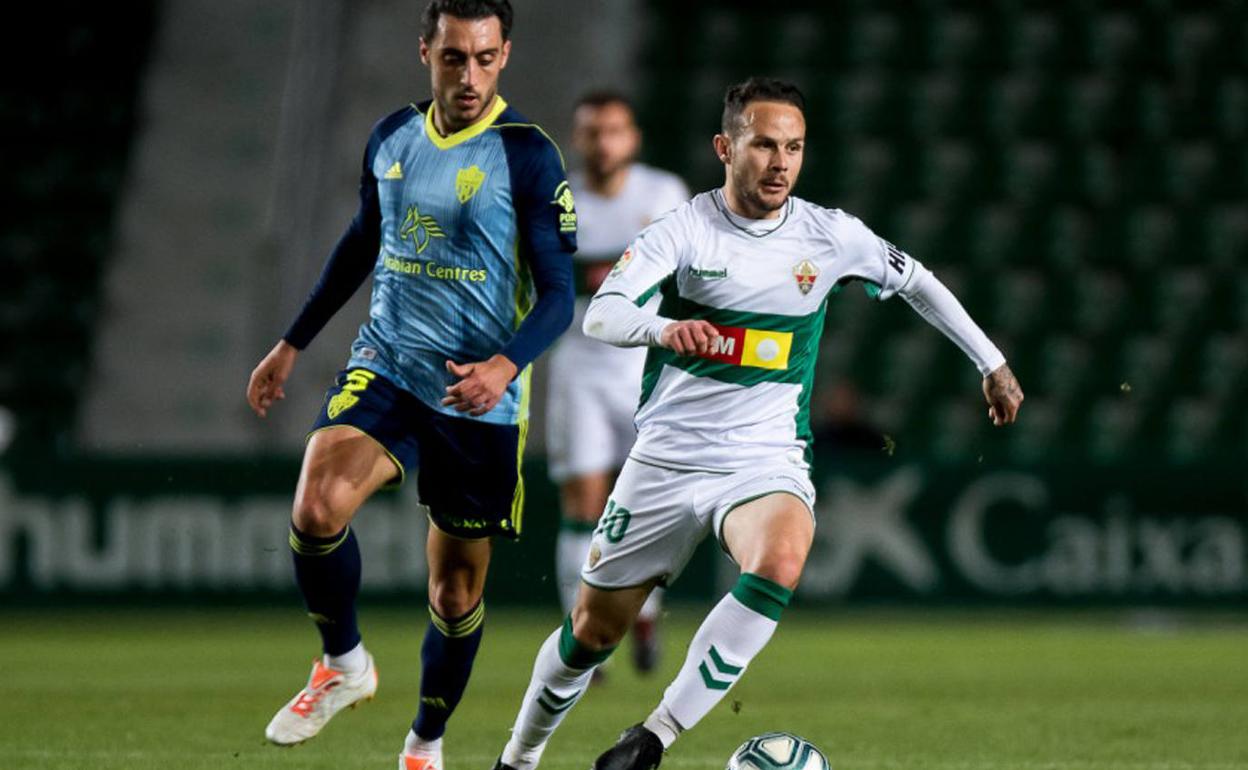 Momento de un partido disputado por el Elche en Segunda División.