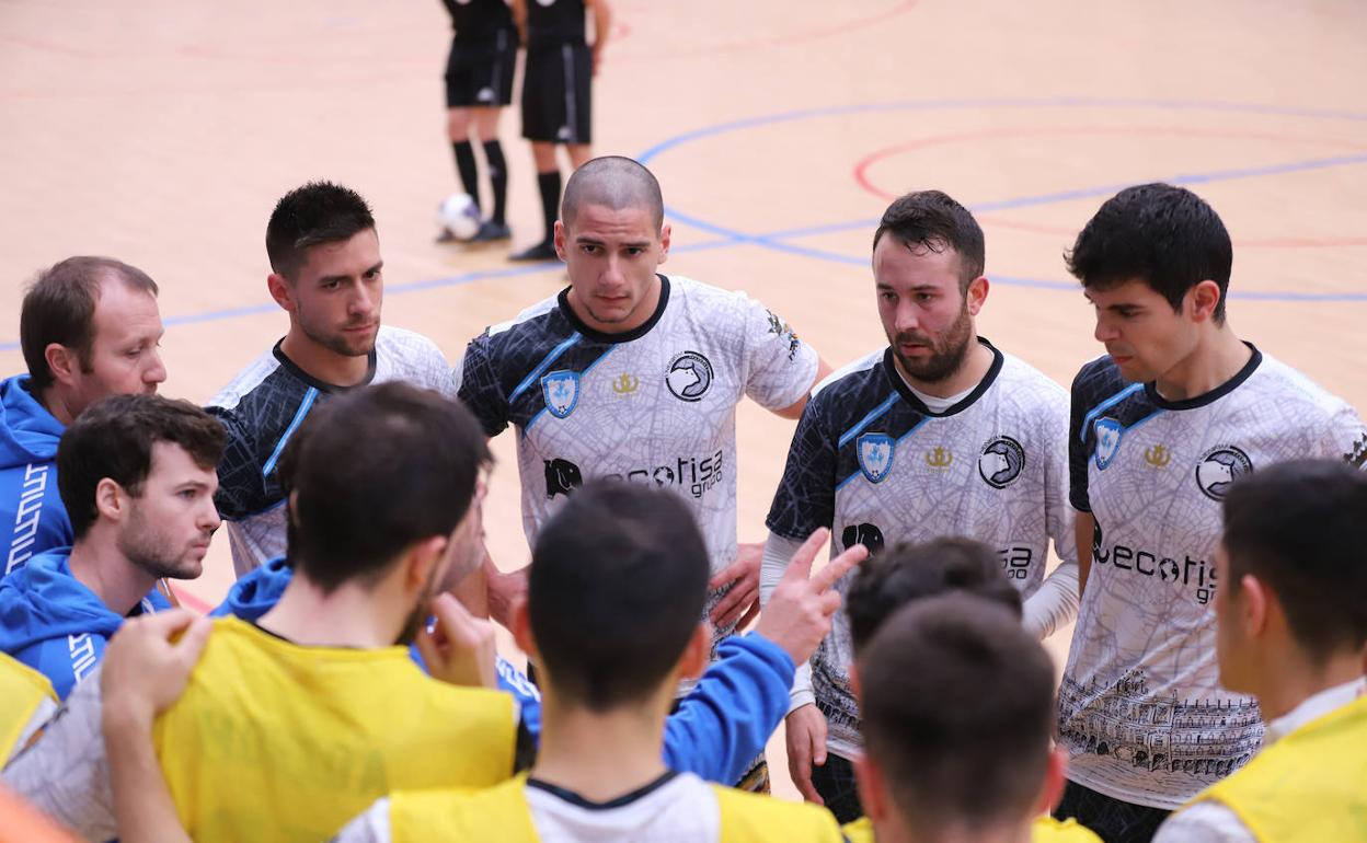 Los jugadores del FS Salamanca Unionistas escuchan a su técnico. 