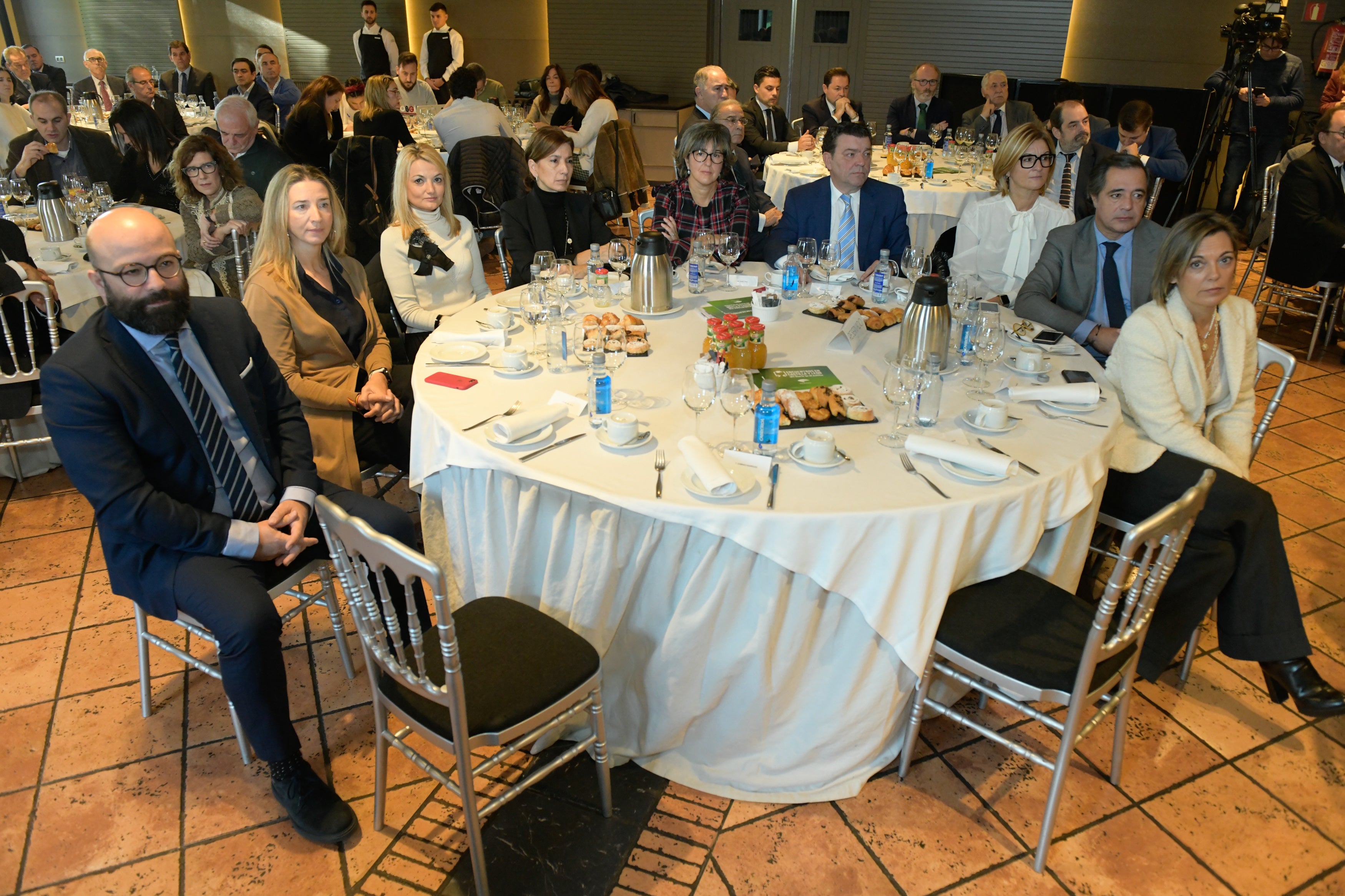Domingo Rodríguez (El Norte de Castilla), Alicia García (diputada Ávila Partido Popular), Amparo Sanz (directora general de Trabajo y PRL), Rosa Cuesta (directora general de Política Económica y Competitividad), Charo López (El Norte de Castilla), Luis Miguel González (director general de Servicios Jurídicos de la Junta de Castilla y León), María José Rivera (relaciones institucionales Unicaja Banco), Manuel Salgado (El Norte de Castilla), Milagros Marcos (diputada nacional). 