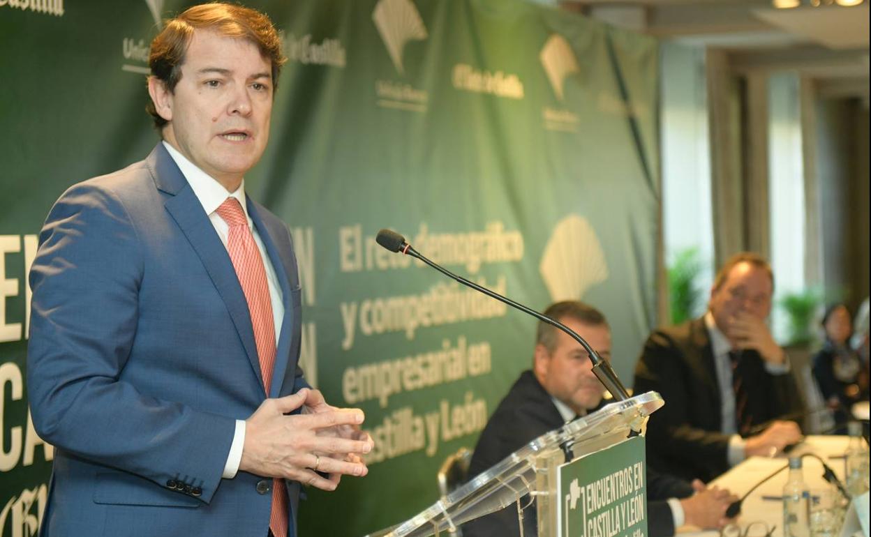 Mañueco se dirige al auditorio que ha compartido desayuno en Los Encuentros de Castilla y León