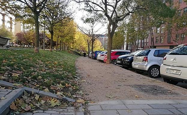 El camino de tierra de la acera de la calle Juan García Hortelano.