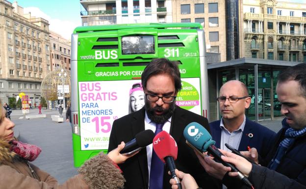 El gerente de Auvasa, Álvaro Fernández Heredia, en la presentación del nuevo bono, junto al edil Luis Vélez. 