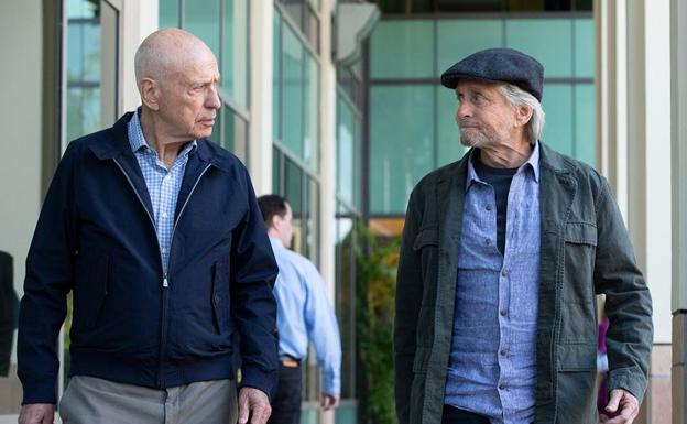 Alan Arkin y Michael Douglas en la segunda temporada de 'El Método Kominsky'.