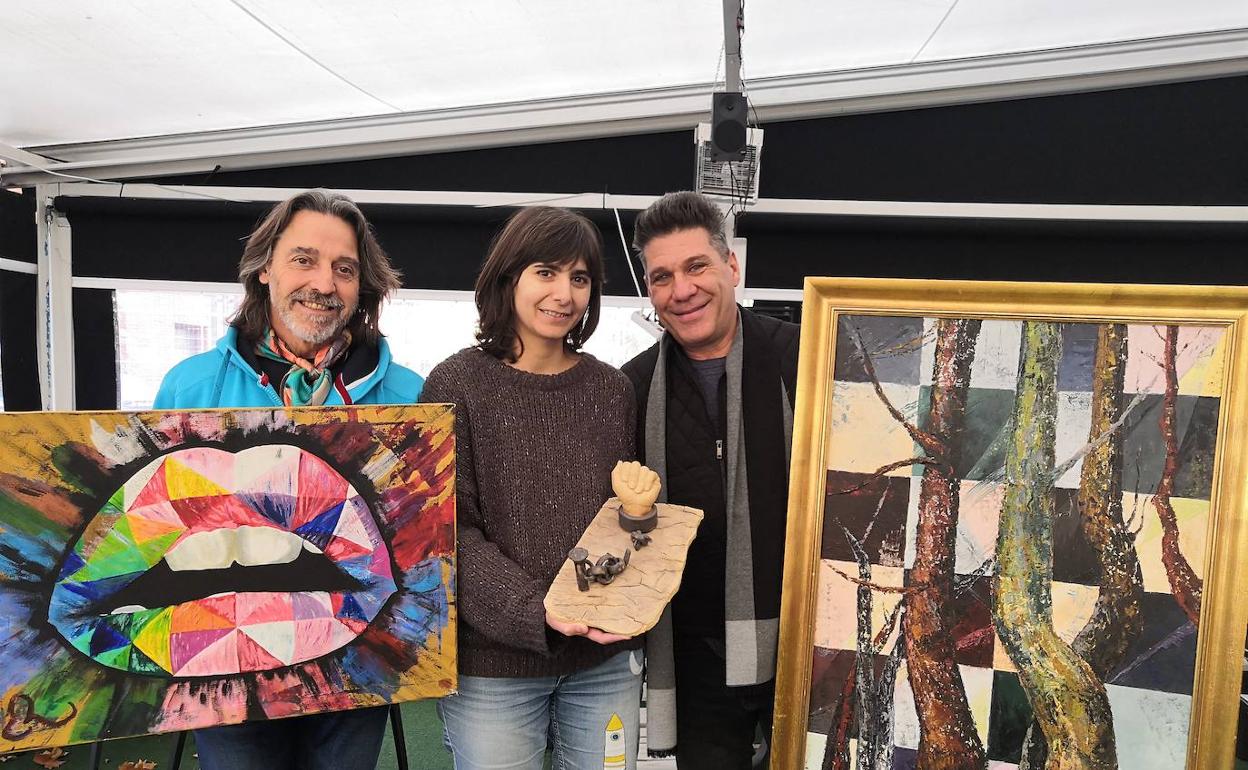Carlos Ramos, Laura Castrillo y César Guerra posando cada uno con una de sus obras.