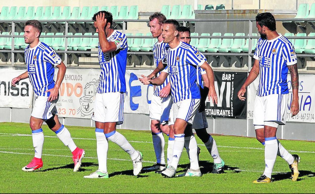 La Real Sociedad celebra un gol ante el Sporting de Gijón en La Balastera, en el amistoso que jugaron el pasado 12 de agosto de 2017.