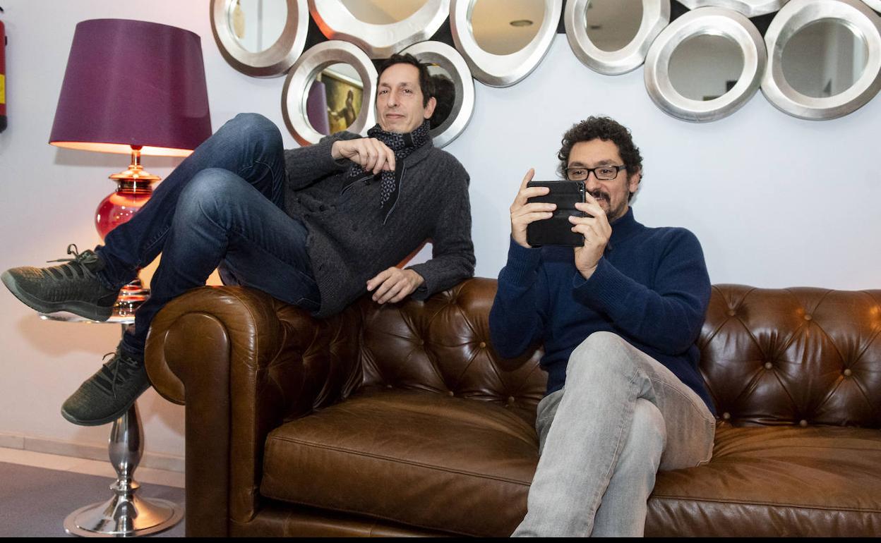 Stéphane (i) y David Foenkinos, en el hotel de Segovia donde han estado alojados.