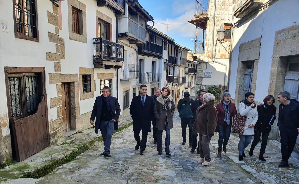 Recorrido por las calles de Candelario, donde Oliver preguntó al alcalde por la utilidad de las 'batipuertas' (a la izquierda.)