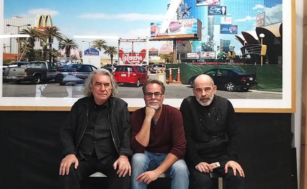 Ángel Marcos, Jesñus Limárquez y Alberto Ros, sentados en el atelier delante de una fotografía de Marcos de la serie 'Un coup de dés', realizada en Las Vegas.