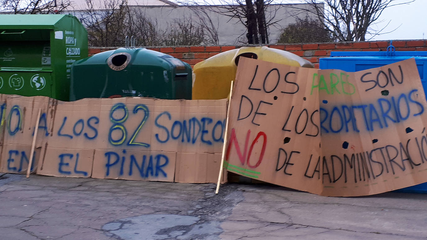 Pancartas de los vecinos de Gomezserracín utilizadas en la última protesta.