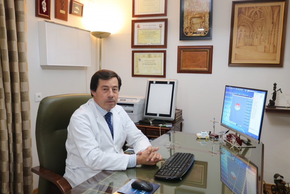 Dr. Miguel Ángel Caracuel, Córdoba. Reumatólogo.