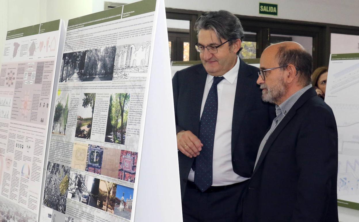 Óscar Campillo, presidente del Consejo Social, junto a Darío Álvarez, de la Escuela de Arquitectura. 