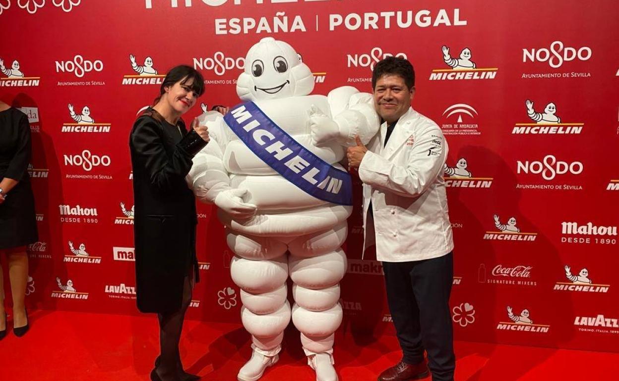 La diseñadora Amaya Arzuaga y el cocinero Víctor Gutiérrez en Sevilla. 