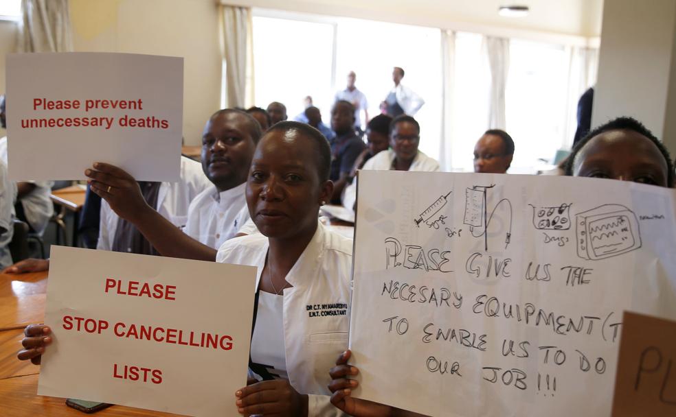 Médicos del hospital de Parirenyatwa, el mayor de Zimbabue, protestan por la falta de medios materiales y humanos.
