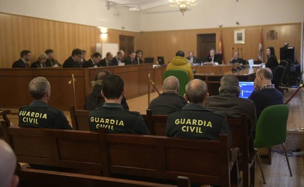 Un momento de la lectura de la sentencia a cada uno de los once encausados en la Audiencia. 