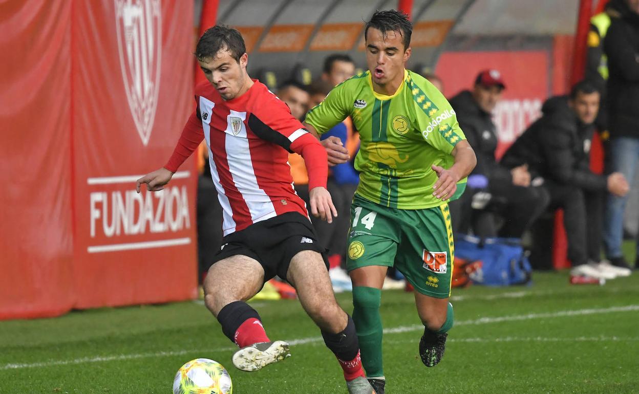 Diego González persigue a un rival del Bilbao Athletic.