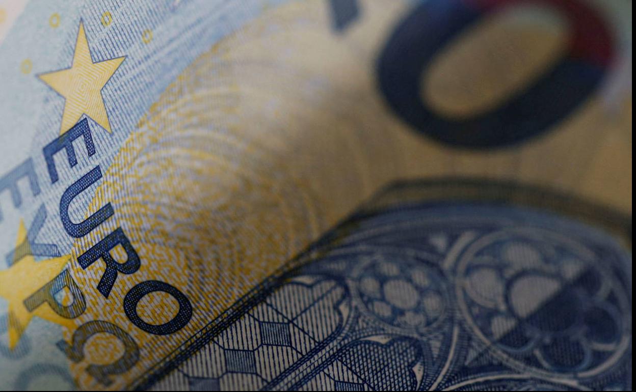 Roba 20 euros del bolso de una mujer que ayudaba en la liturgia al párroco de San Lorenzo