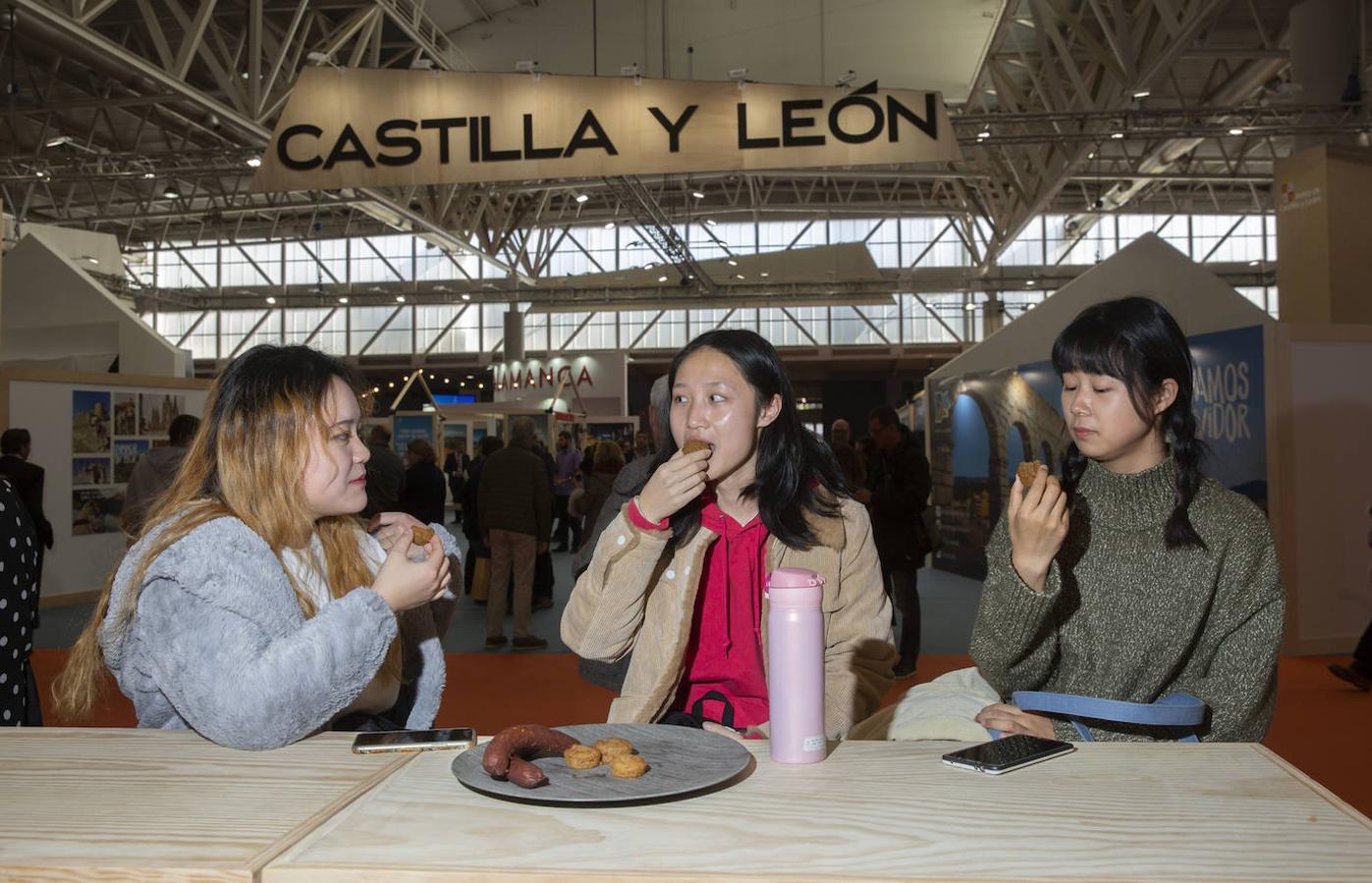 Turistas extranjeras en la inauguración de la XXIII edición de Intur en la Feria de Muestras de Valladolid.