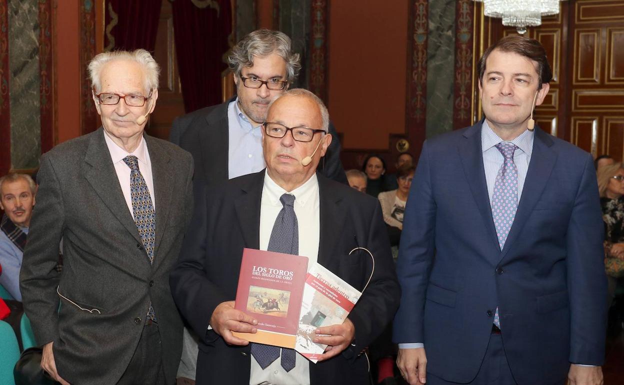 Gonzalo Santonja, rodeado por Andrés Amorós, Juan Manuel de Prada y Alfonso Fernández Mañueco, el martes en el Palacio Real de Valladolid.