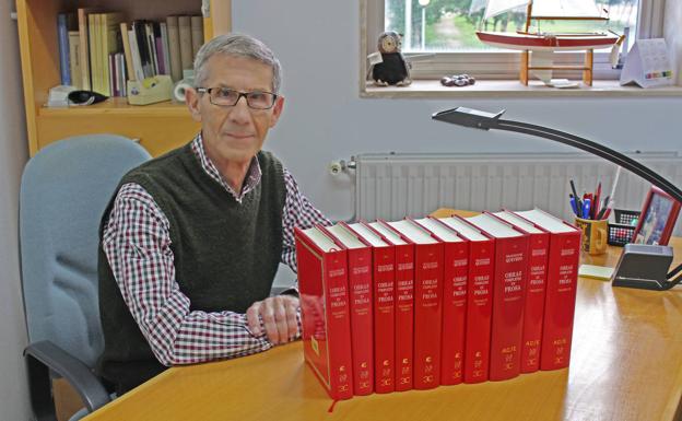 Alfonso Rey, en su despacho de la Universidad de Santiago de Compostela. 