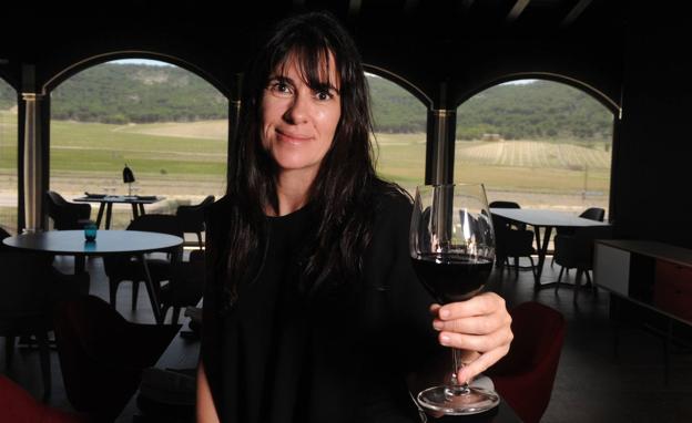 Amaya Arzuaga en el comedor del restaurante Taller Arzuaga, en Quintanilla de Onésimo, Valladolid. 