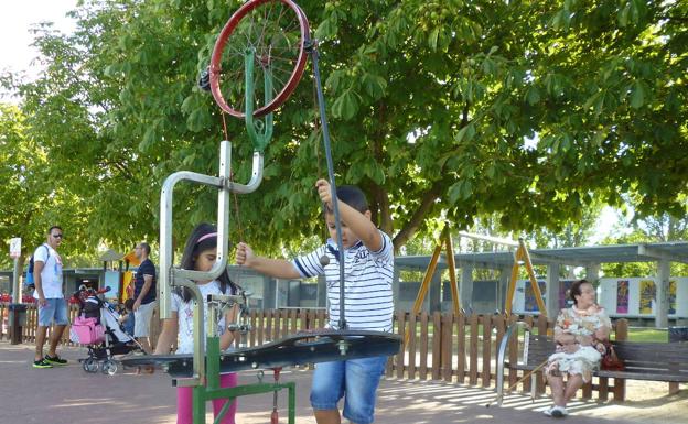 Niños juegan en un parque de Laguna.