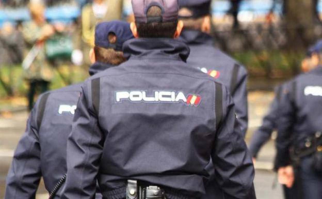 Muere tras un tiroteo junto a una comisaría de Policía de Sevilla
