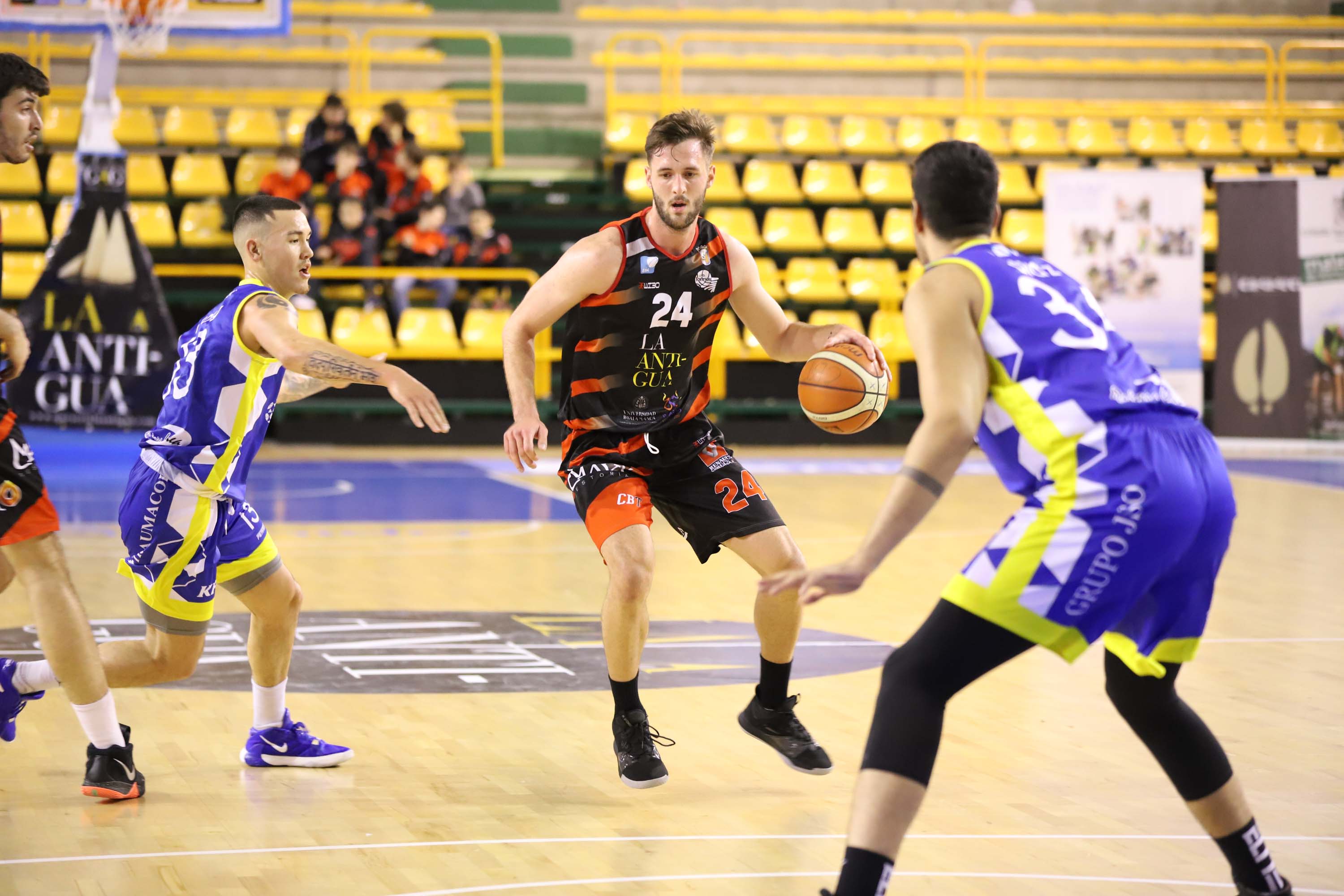Los jugadores, durante el encuentro de este sábado.