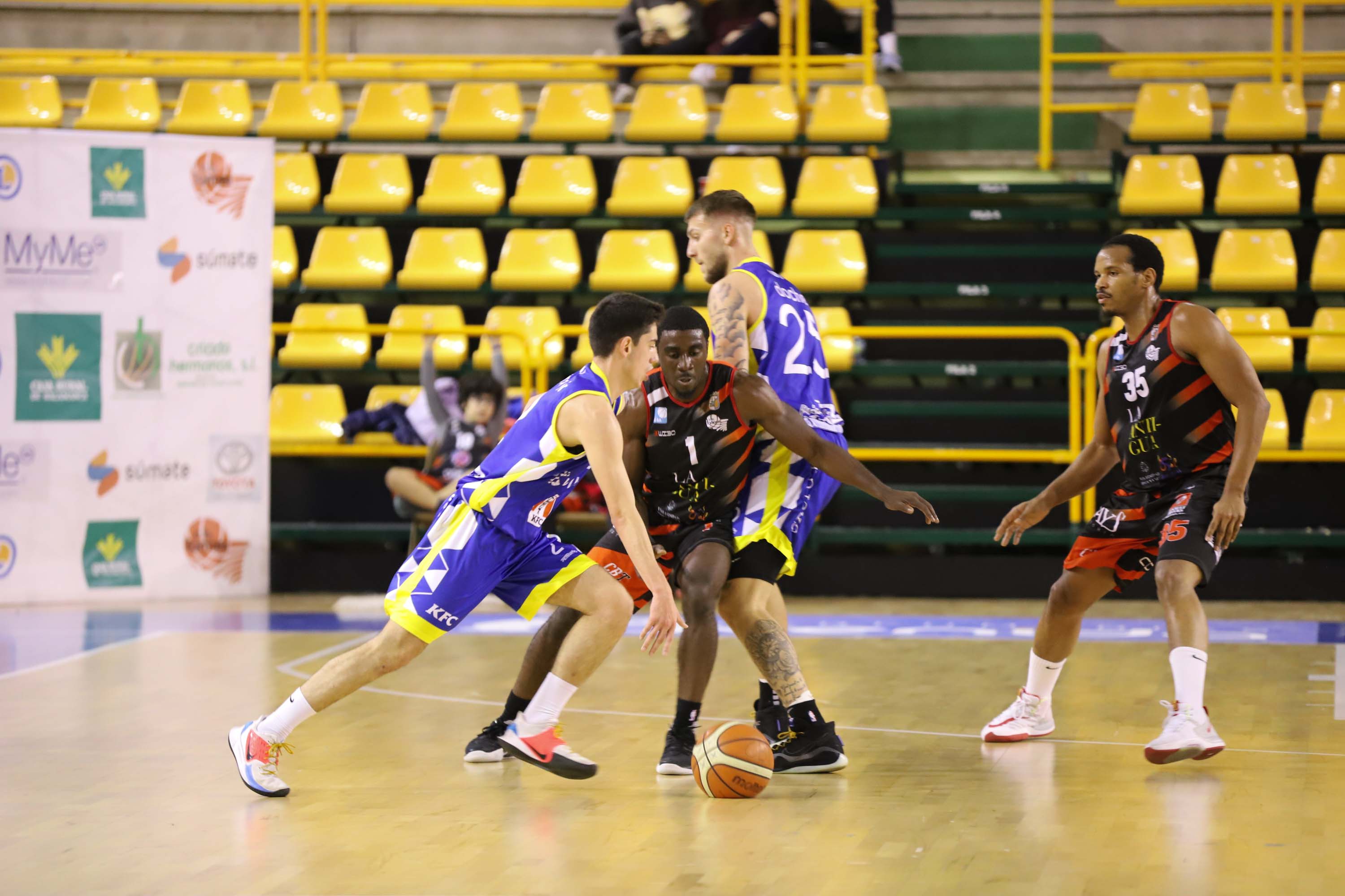Los jugadores, durante el encuentro de este sábado.
