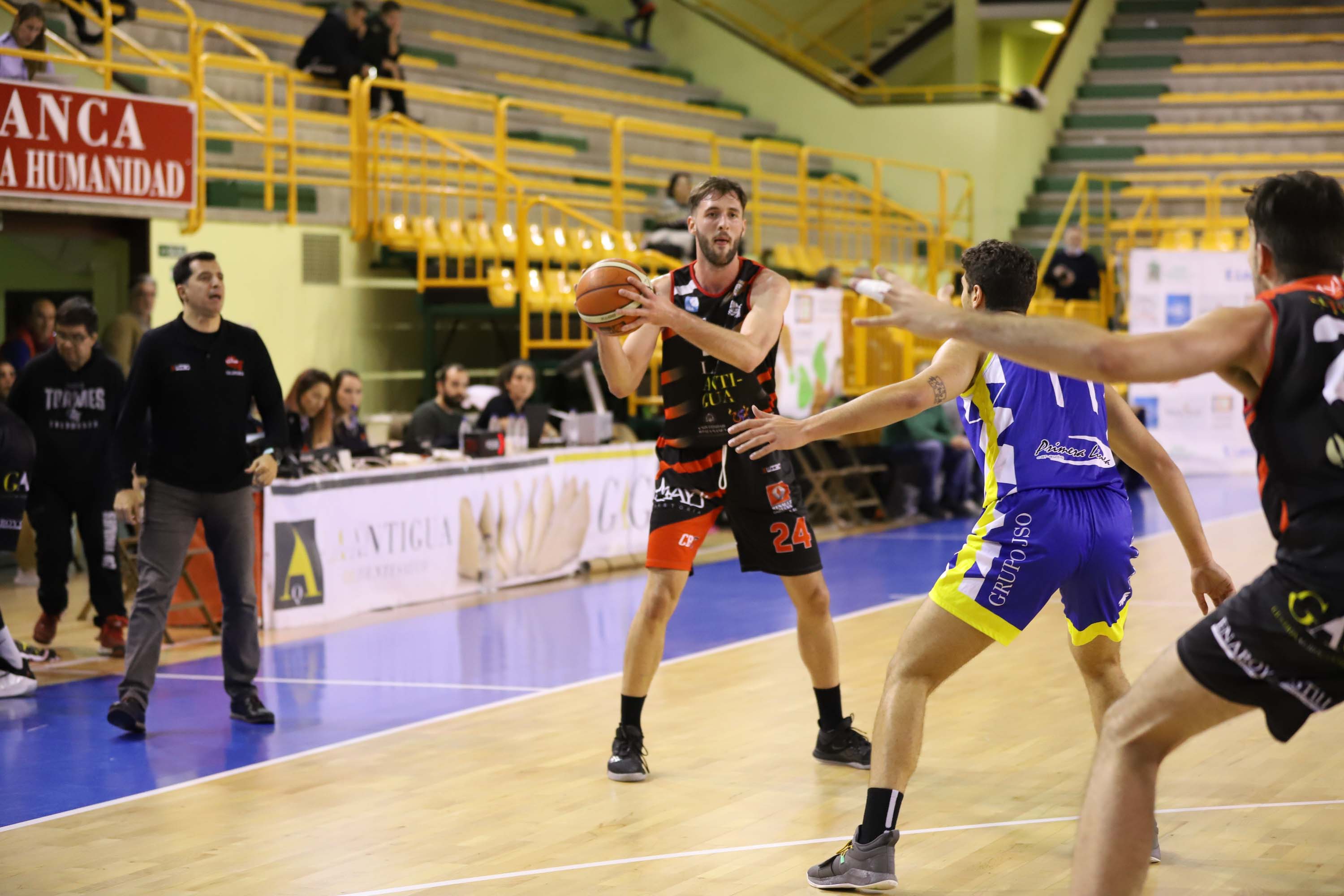 Los jugadores, durante el encuentro de este sábado.