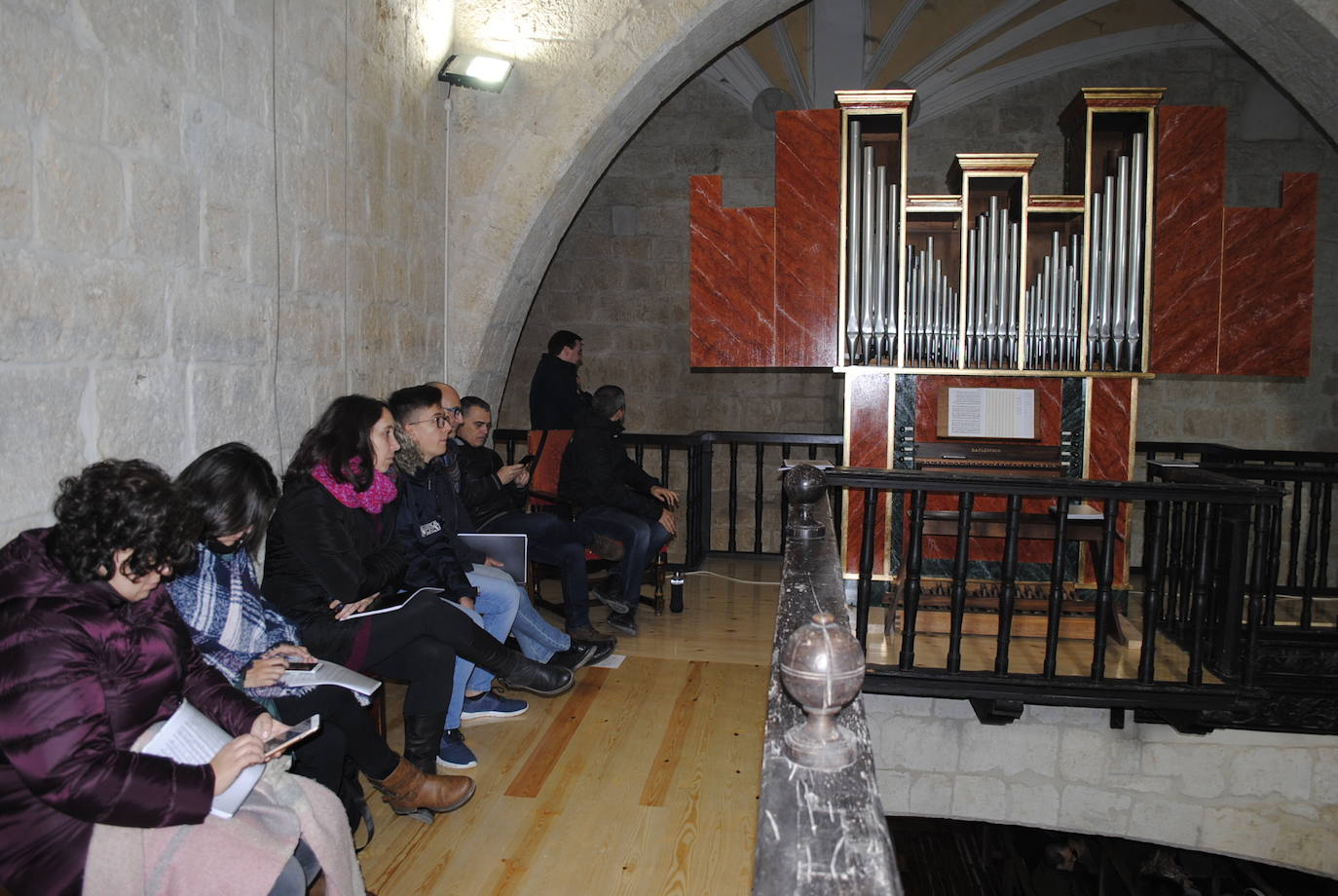 El cardenal arzobispo de Valladolid, Ricardo Blázquez, ha entregado este sábado la reliquia del patrón, durante la solemne misa de la festividad de San Clemente.