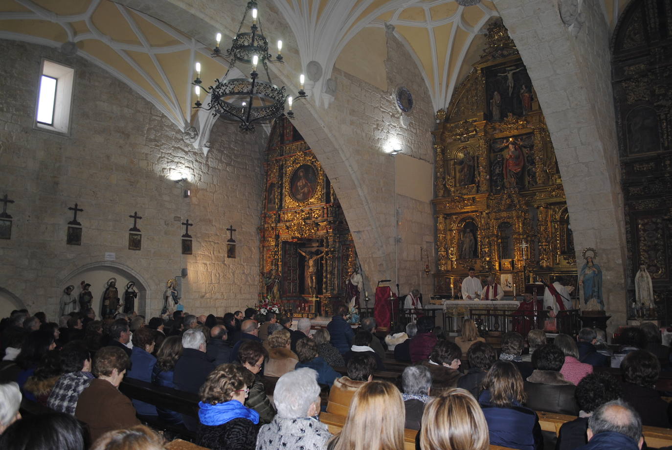 El cardenal arzobispo de Valladolid, Ricardo Blázquez, ha entregado este sábado la reliquia del patrón, durante la solemne misa de la festividad de San Clemente.