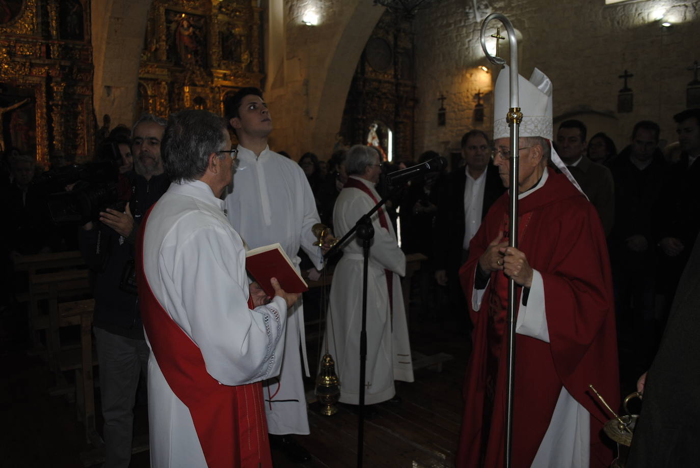 El cardenal arzobispo de Valladolid, Ricardo Blázquez, ha entregado este sábado la reliquia del patrón, durante la solemne misa de la festividad de San Clemente.