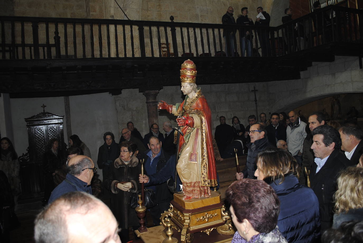 El cardenal arzobispo de Valladolid, Ricardo Blázquez, ha entregado este sábado la reliquia del patrón, durante la solemne misa de la festividad de San Clemente.