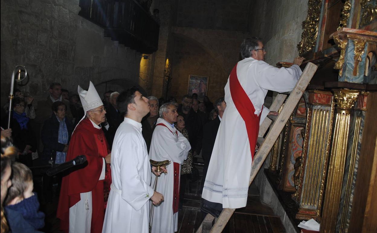 Momento en el que se colocó el relicario en el retablo dedicado a San Clemente.