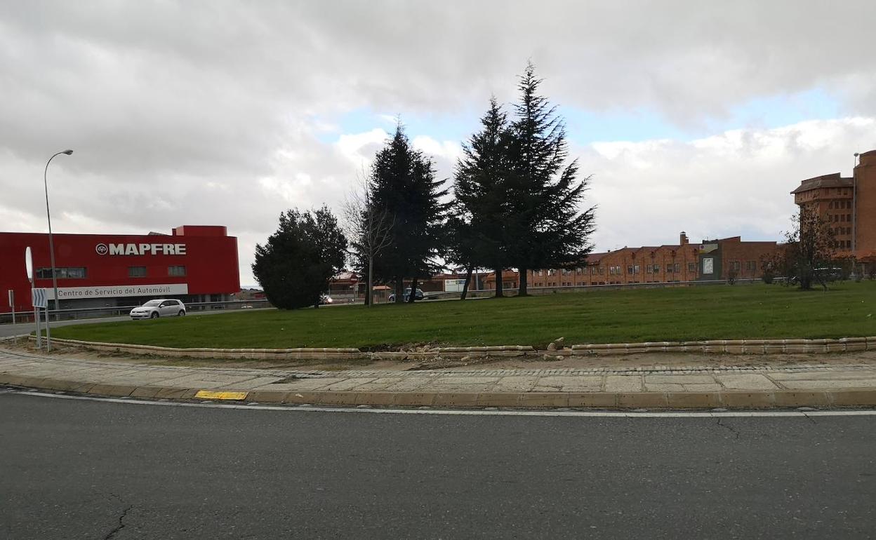 Daños en el bordillo de la rotonda por el impacto del vehículo. 