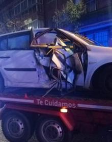 Imagen secundaria 2 - El coche fue retirado por la grúa con parte de la barandilla en a zona del copiloto.