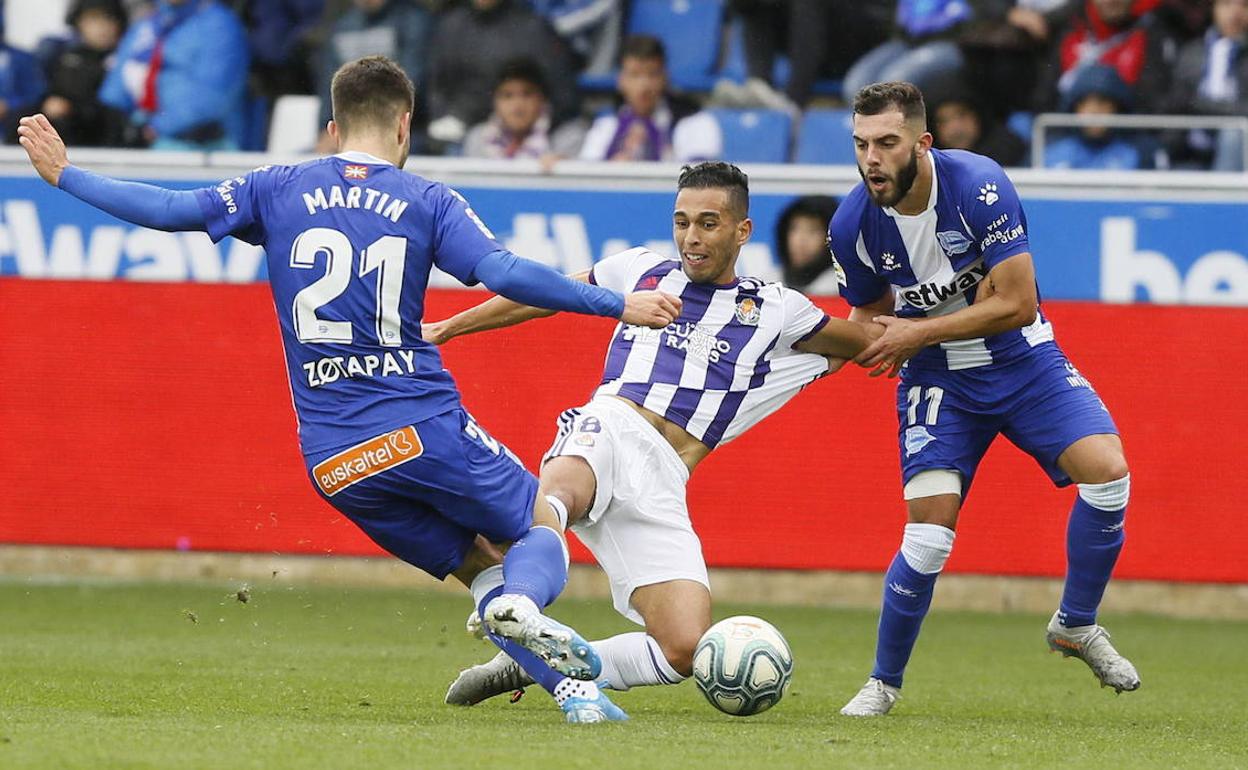 Anuar pelea con Martin y Rioja en el partido contra el Alavés de la pasada jornada. 