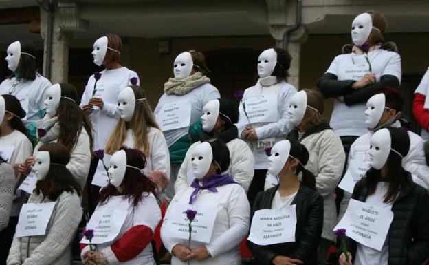 Partipantes en una concentración contra la violencia de género. 