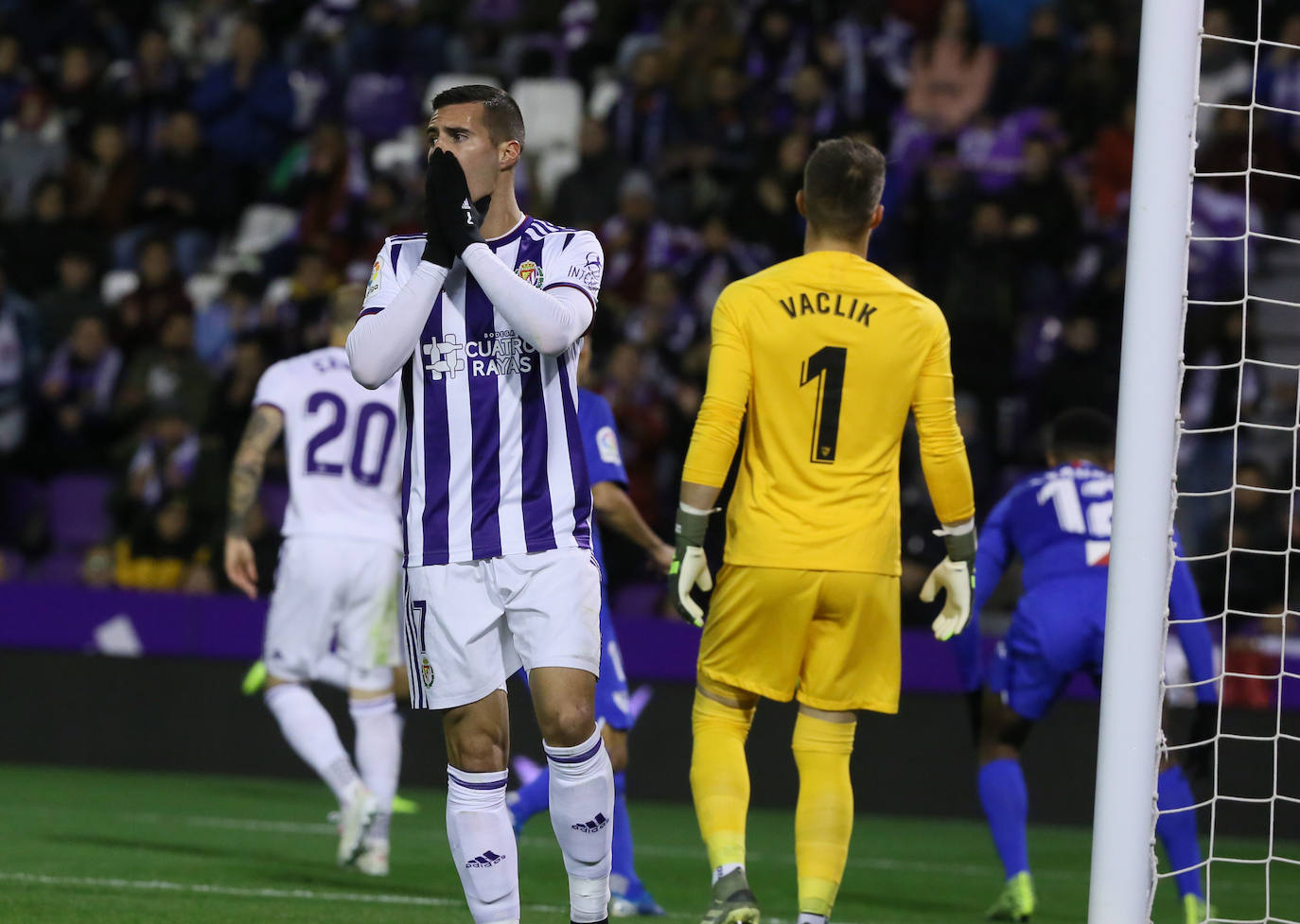 Un penalti marcado a la segunda por Banega lleva al Real Valladolid a sufrir la primera derrota de la temporada en Zorrilla.