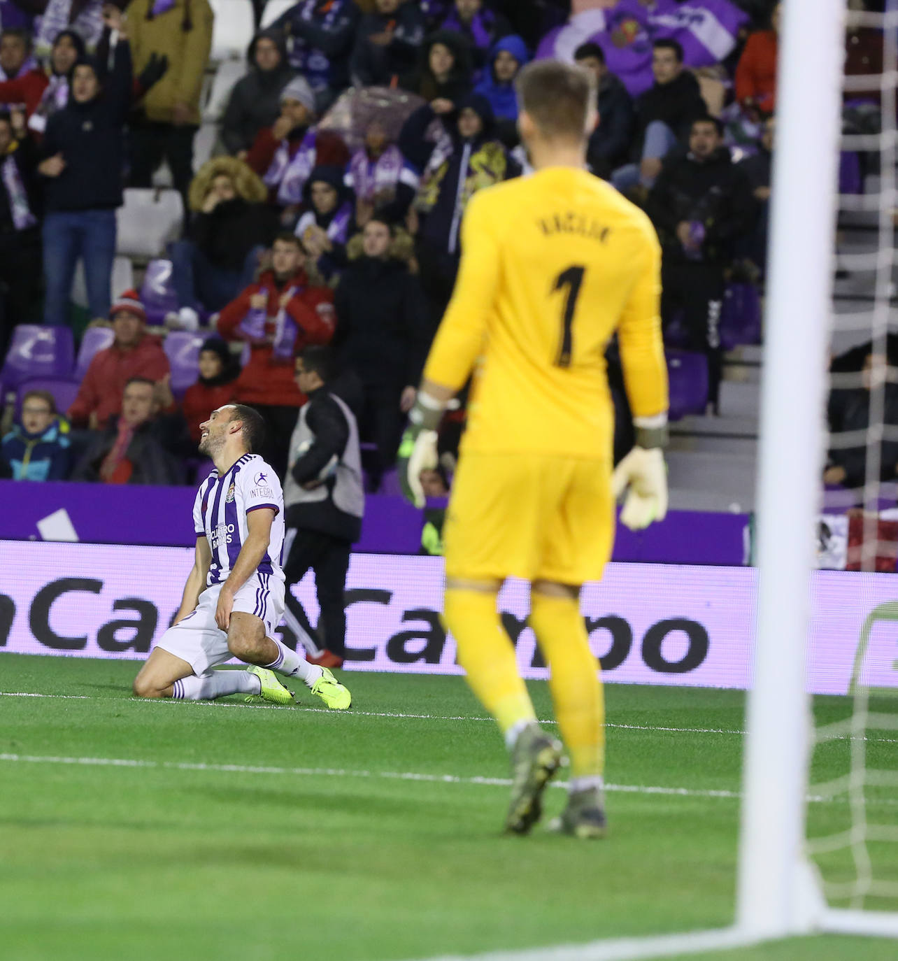 Un penalti marcado a la segunda por Banega lleva al Real Valladolid a sufrir la primera derrota de la temporada en Zorrilla.