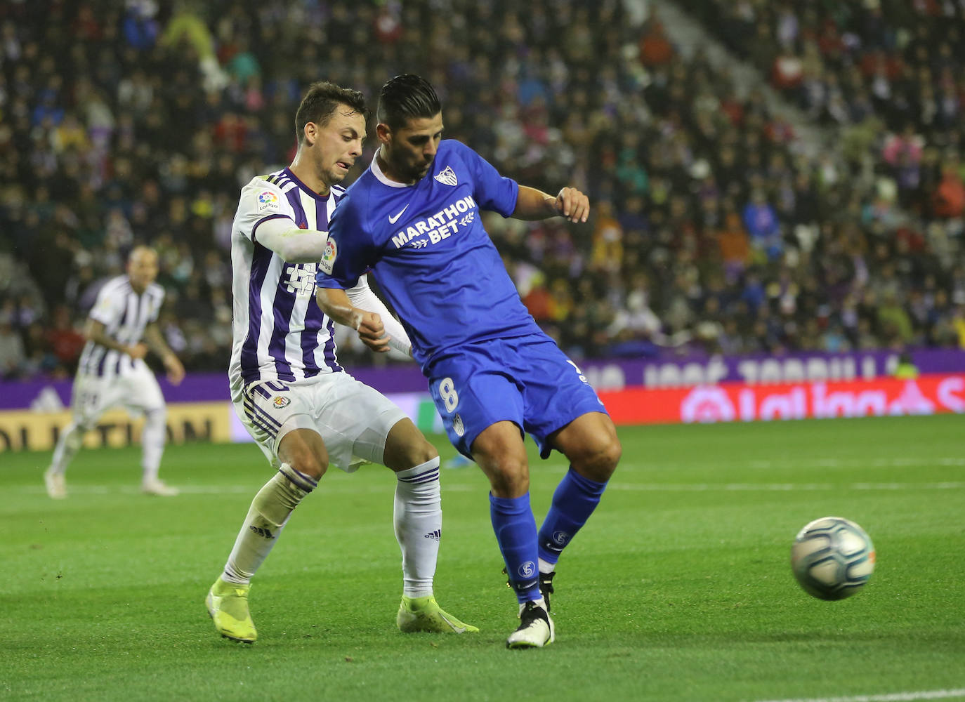 Un penalti marcado a la segunda por Banega lleva al Real Valladolid a sufrir la primera derrota de la temporada en Zorrilla.