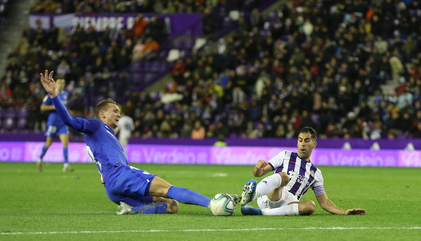 Un penalti marcado a la segunda por Banega lleva al Real Valladolid a sufrir la primera derrota de la temporada en Zorrilla.