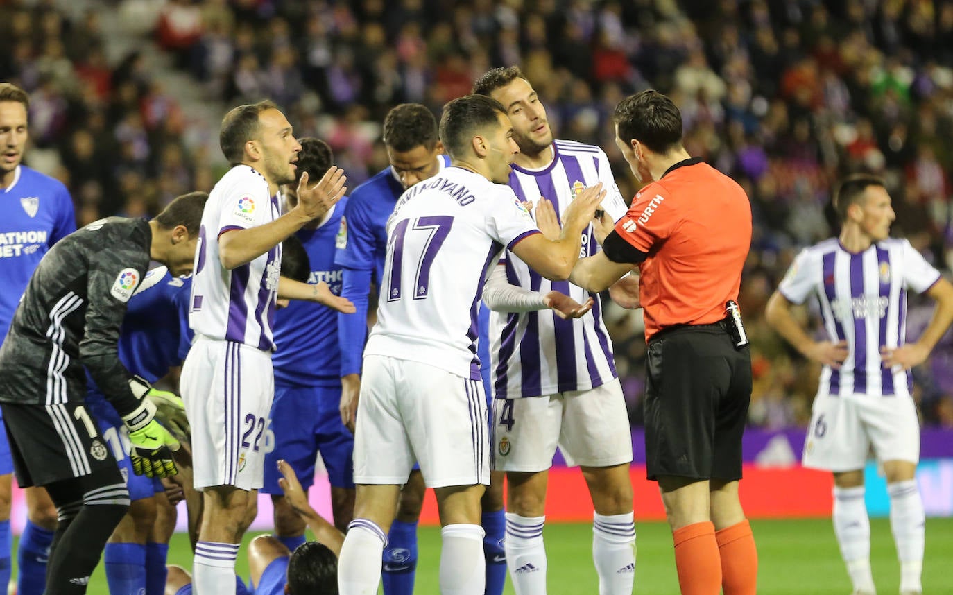 Un penalti marcado a la segunda por Banega lleva al Real Valladolid a sufrir la primera derrota de la temporada en Zorrilla.