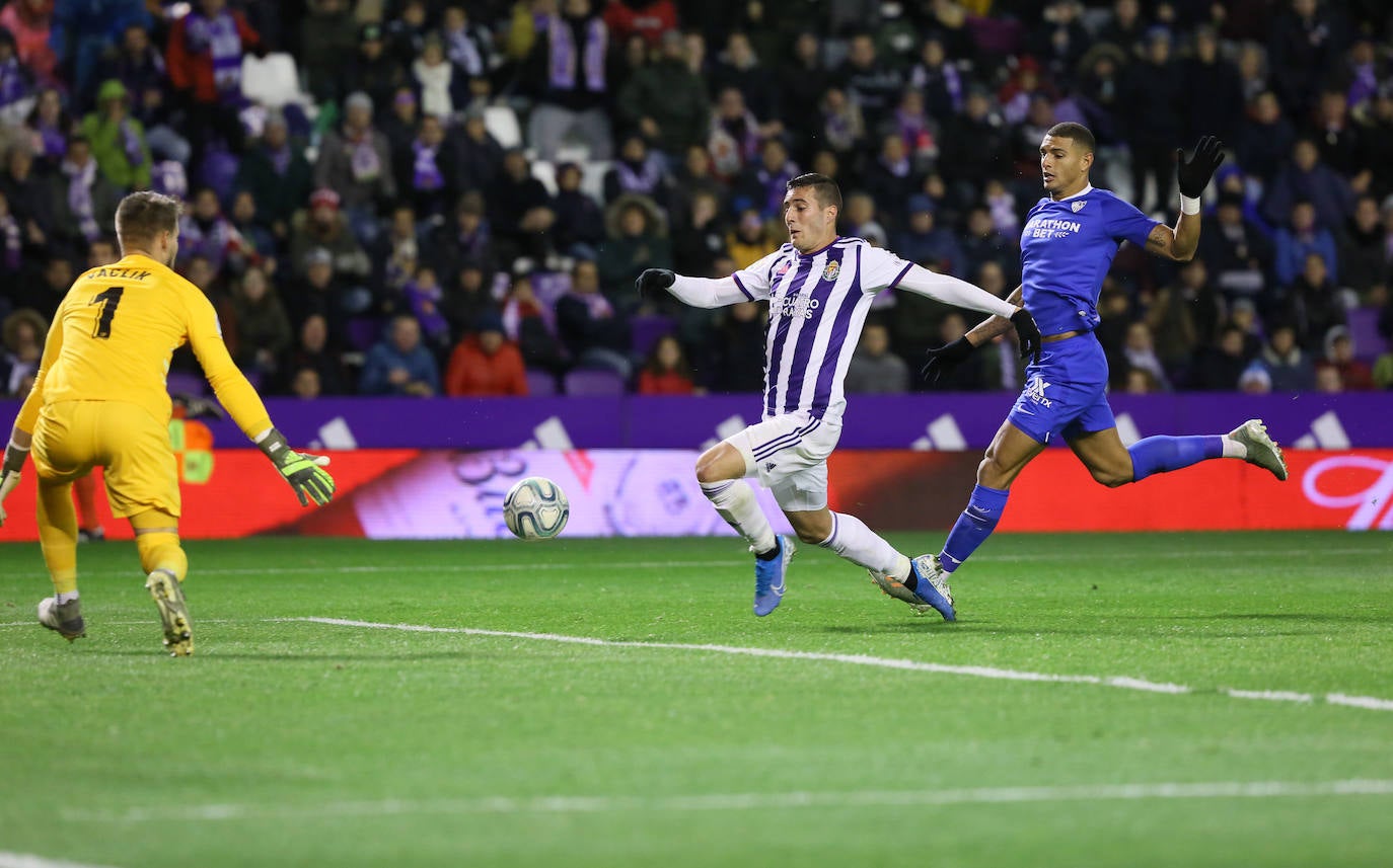 Un penalti marcado a la segunda por Banega lleva al Real Valladolid a sufrir la primera derrota de la temporada en Zorrilla.