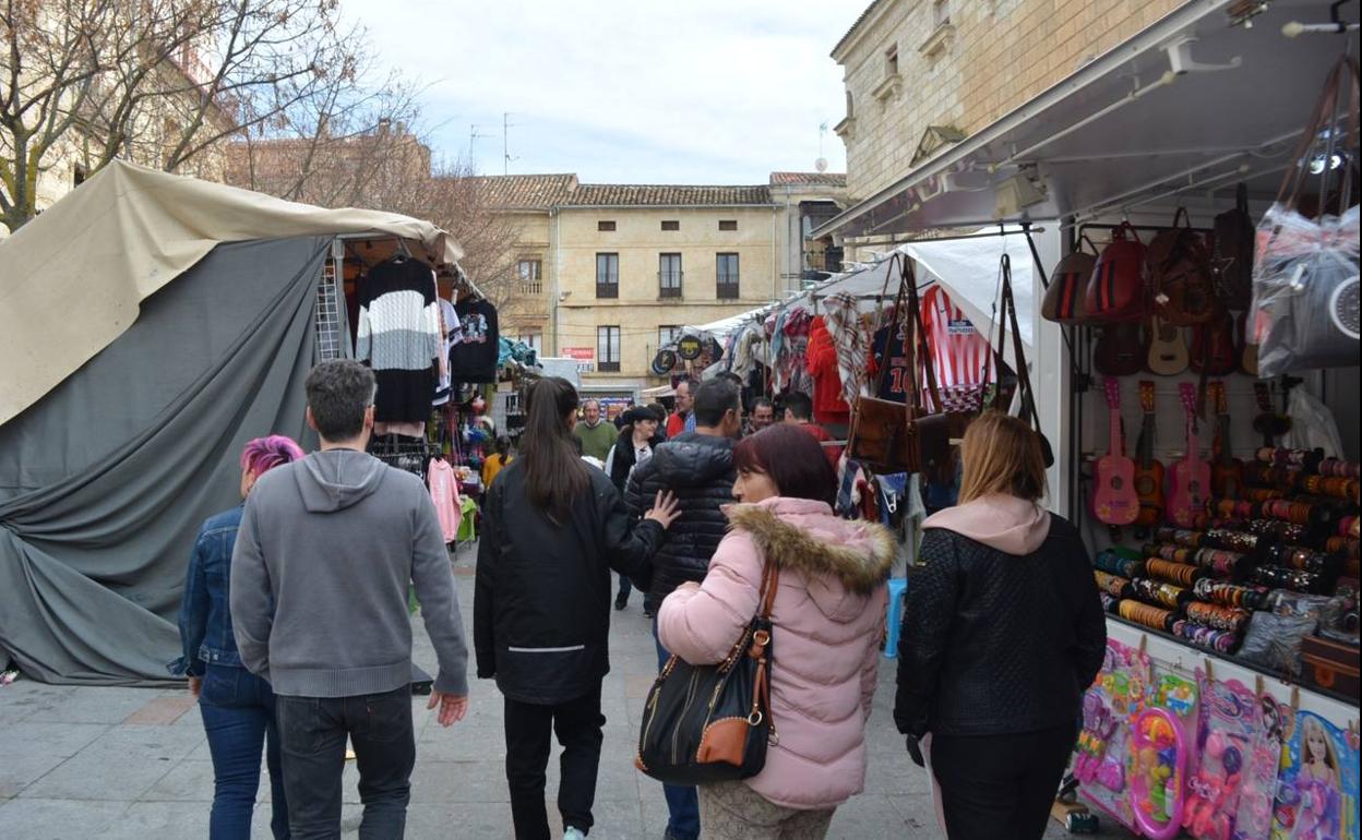 Puestos de venta en la plaza del Conde.