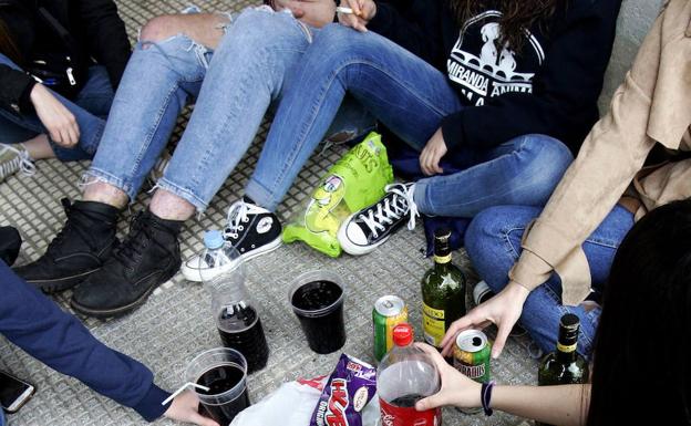 Un grupo de jóvenes hacen botellón. 