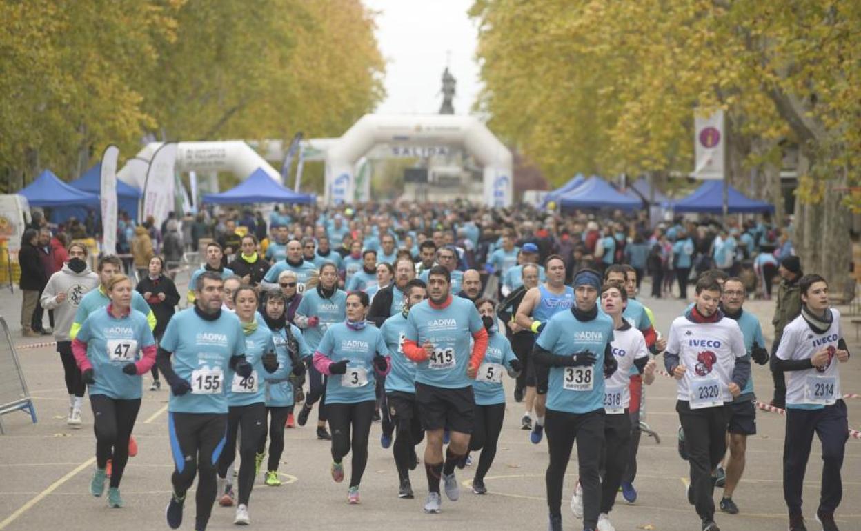Participantes de la V Marcha por la Diabetes en el tramo de la acera de Recoletos. 