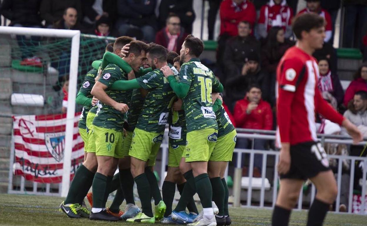 Los jugadores del CD Guijuelo celebran uno de los goles ante el Bilbao Athletic. 