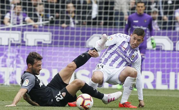 Franco Vázquez y Rubén Alcaraz luchan por el balón en el Real Valladolid-Sevilla de la pasada temporada.